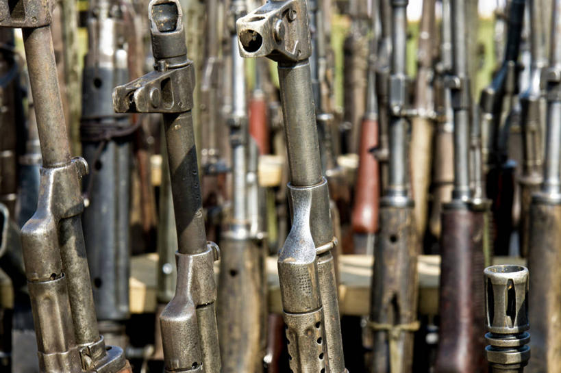 无人,横图,室外,特写,白天,竞争,哥伦比亚,一排,许多,对抗,丰富,整齐,并排,冲突,枪支,很多,排列,武器,南美,战争,摄影,多样,保护,暴力,顺序,威胁,队列,对立,矛盾,选择,机关枪,敌对,挫败,斗争,抗拒,抗衡,遣散,社会问题,挨着