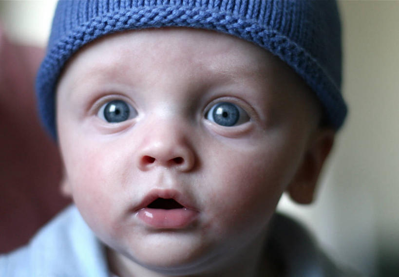 西方人,婴儿,儿童,脸,头,眼睛,脸颊,一个人,横图,特写,婴儿服装,纯洁,帽子,欧洲,美国,欧洲人,仅一个人,肩膀,小孩,衣服,蓝色,看,张嘴,可爱,童年,童趣,摄影,活泼,宝宝,张大嘴巴,童真,纯真,烂漫,无邪,编织帽,伶俐,天真,白种人,孩子,头部,脸部,脸蛋,面部,张开嘴,连身衣,好奇心