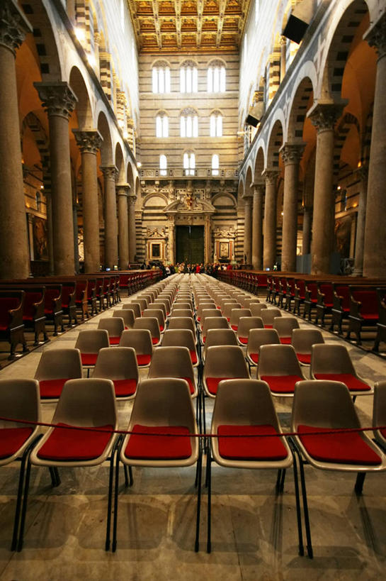 竖图,室内,白天,家具,建筑,意大利,一排,许多,整齐,拱门,很多,座位,排列,地标建筑,摄影,宗教,比萨,基督教,宗教建筑,队列,南欧,意大利文化,托斯卡纳区,灵性,旅行,大教堂,朝拜者