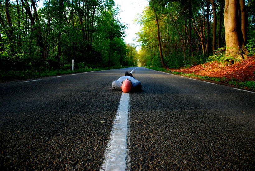 成年人,一个人,躺,横图,自由,风险,路,挪威,欧洲,荷兰,仅一个男性,路标,眼镜,分界线,休闲装,树,树干,衣服,自然,摄影,环境,斯堪的纳维亚,北欧,斯堪的那维亚,斯堪的那维亚半岛,斯堪的纳维亚半岛,卑尔根,脱发,挪威王国,霍达兰郡,霍达兰,无忧无虑,危险,仰卧,旅行