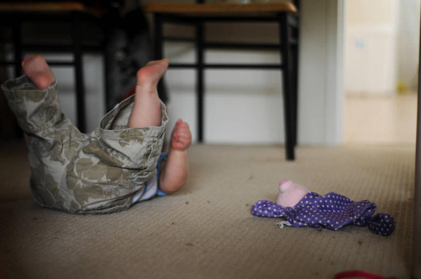 西方人,婴儿,儿童,一个人,横图,室内,白天,婴儿服装,纯洁,地板,玩具,椅子,欧洲,澳大利亚,欧洲人,仅一个人,地面,座位,小孩,衣服,可爱,童年,摄影,活泼,落下,婴儿用品,不幸,宝宝,悉尼,问题,纯真,烂漫,无邪,澳大拉西亚,新南威尔士,伶俐,天真,白种人,孩子,连身衣