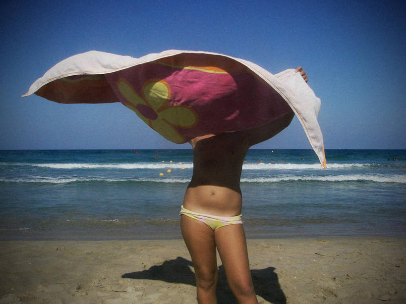 儿童,一个人,站,横图,室外,白天,正面,泳装,比基尼,度假,自由,纯洁,海洋,水,风,西班牙,欧洲,仅一个女性,仅一个人,阴影,沙子,拿着,刺激,小孩,衣服,天空,毛巾,波浪,夏天,仅一个小孩,独立,个性,可爱,童年,童趣,摄影,享乐,南欧,童真,烂漫,无邪,伊比利亚半岛,万里无云,西班牙王国,穆尔西亚,穆尔西亚自治区,无忧无虑,天真,女孩,女人,女性,孩子,海滩,休闲活动,三点式,泳衣,旅行,海滩巾,女生,莫夕亚