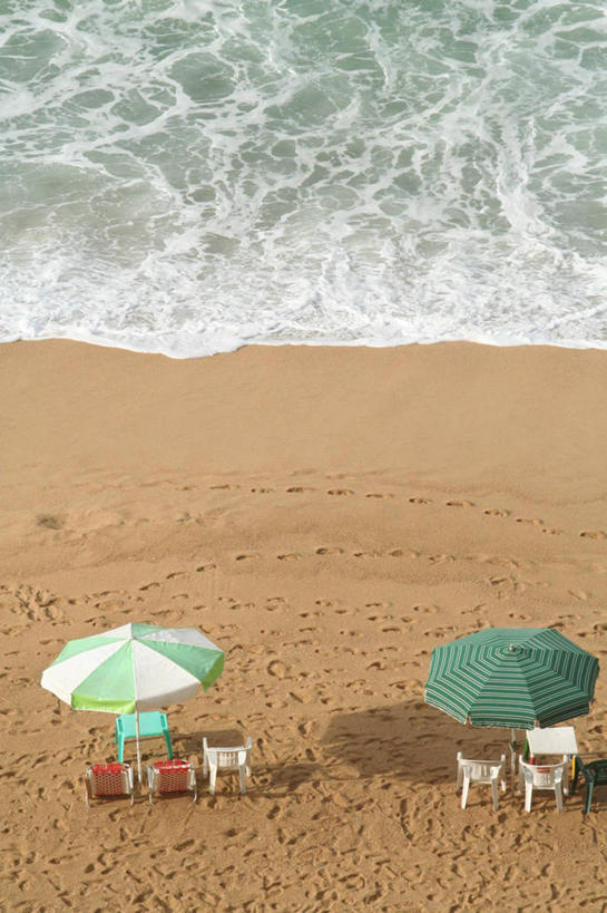 无人,竖图,俯视,海浪,海洋,椅子,墨西哥,脚印,伞,沙子,雨伞,遮阳伞,河岸,水边,阳伞,自然,放松,摄影,保护,北美,太阳伞,北美洲,拉丁美洲,美洲,北亚美利加洲,亚美利加洲,阿卡普尔科,墨西哥合众国,仙人掌王国,格雷罗,高角度拍摄