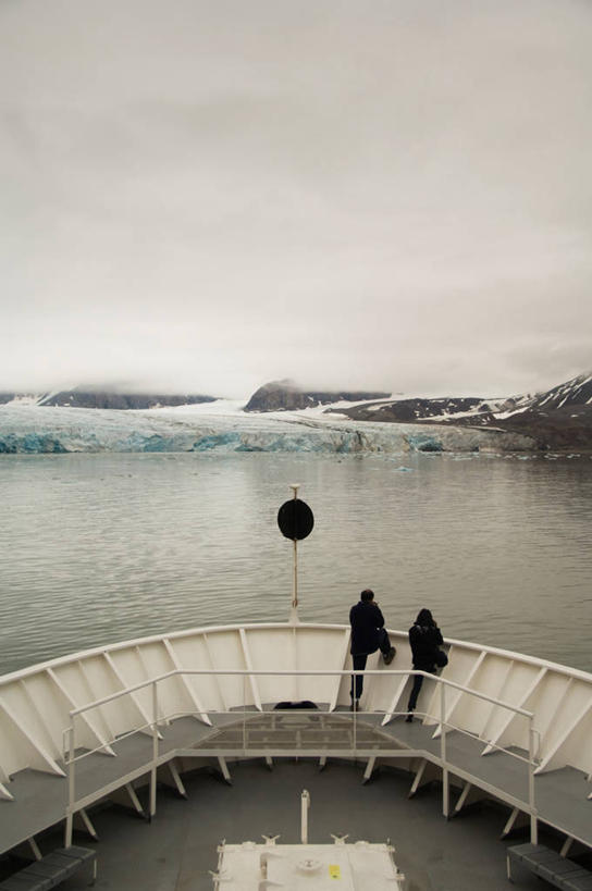 两个人,竖图,俯视,室外,白天,度假,探险,冰山,水,船,挪威,波纹,朦胧,模糊,冰,云,背面,天空,自然,寒冷,运输,摄影,环境,斯堪狄纳维亚半岛,探险家,高角度拍摄,旅行