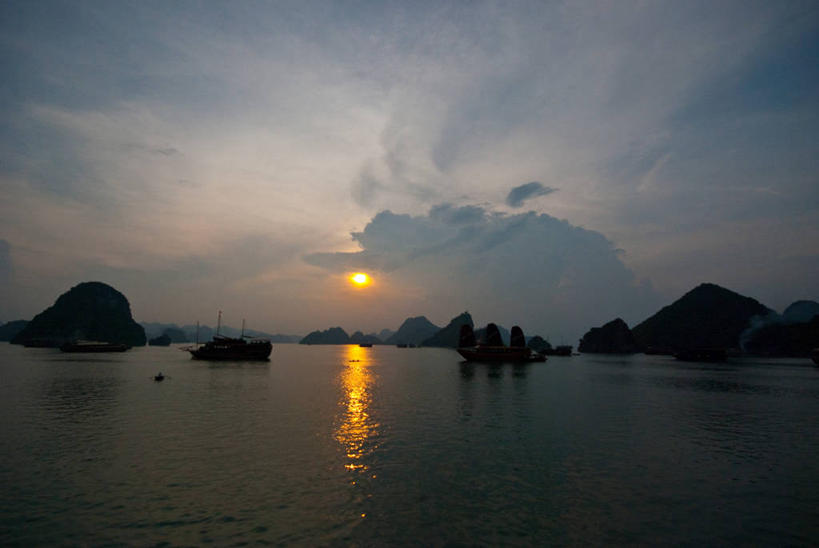 无人,横图,室外,海洋,日落,越南,地平线,云,辽阔,地面,风景,天空,广阔,摄影,宁静,一望无际,延伸,下龙湾,天地相交,无边无际,一马平川,印度支那,岩石,彩图,北部湾