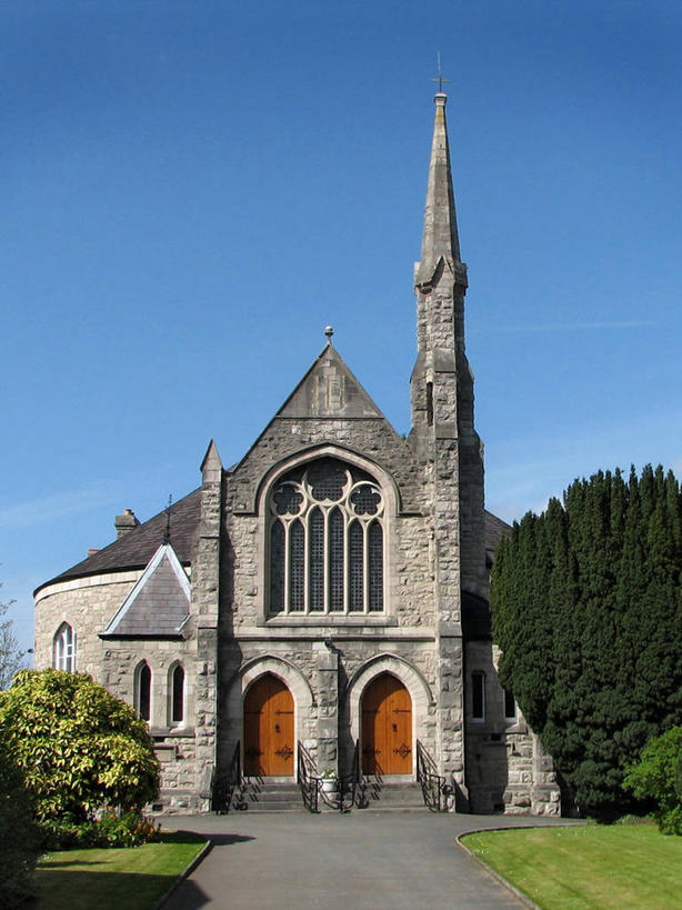 无人,教堂,竖图,室外,白天,草坪,建筑,英国,庭院,拱门,摄影,宗教,基督教,北欧,万里无云,彩图,英国国教,北威尔士