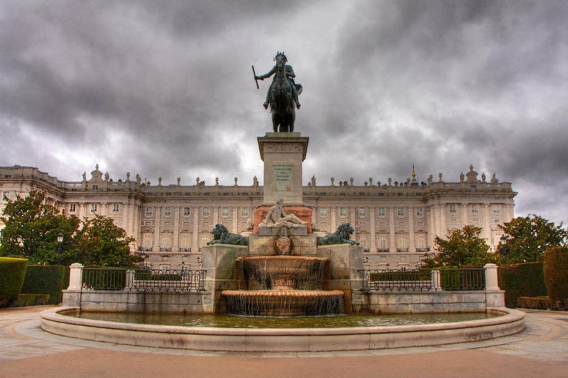 无人,广场,宫殿,横图,室外,白天,多云,城市,建筑,喷泉,马,西班牙,欧洲,标志,雕像,符号,流水,首都,文艺复兴,历史,标识,马德里,摄影,园林,高雅,南欧,马德里省,伊比利亚半岛,西班牙王国,马德里自治区,性别符号,树篱,彩图,旅行,东方广场,男性符号