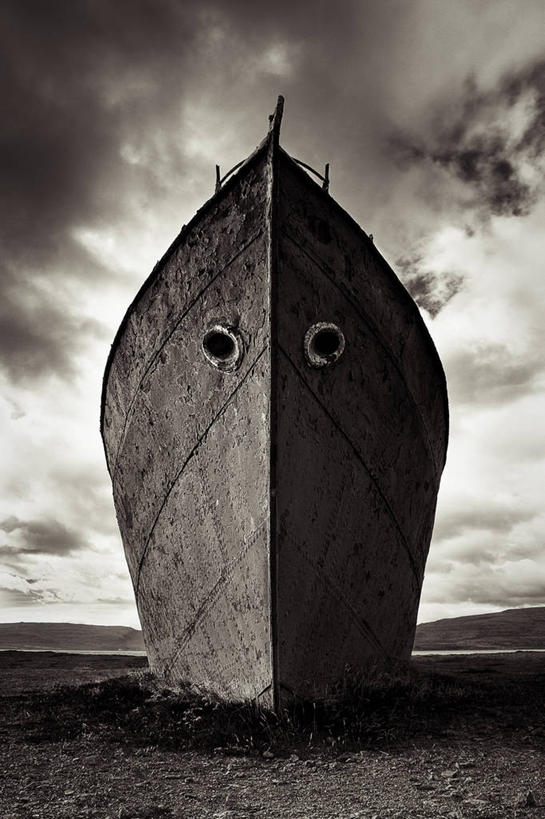 无人,竖图,室外,白天,仰视,窗户,欧洲,冰岛,陆地,云,天空,摄影,北欧,搁浅,舷窗,冰岛共和国,海难,失事,彩图,低角度拍摄,西峡湾区,过去