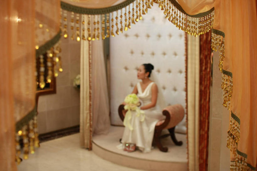 成年人,一个人,舞台,坐,横图,室内,白天,窗帘,椅子,韩国,仅一个年轻女性,仅一个女性,仅一个人,拿着,座位,装饰物,花束,思考,摄影,高雅,全罗南道,朝鲜半岛,年轻女性,女人,女性,年轻人,发型,彩图,魅力