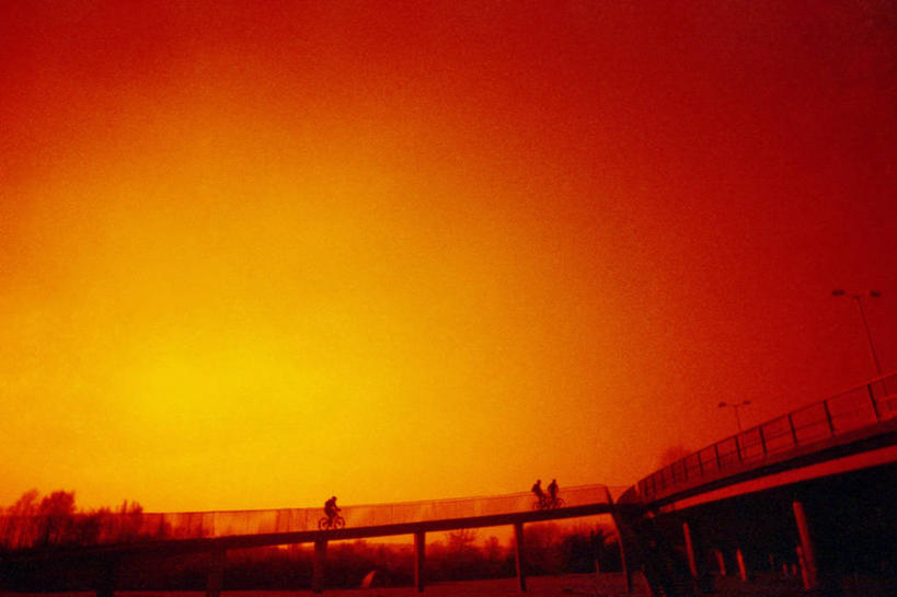 无人,三个人,横图,室外,留白,仰视,旅途,城市,立交桥,英国,路口,红色,天空,橙色,运输,摄影,北欧,剪影,逆光,万里无云,布里斯托大学,休闲活动,彩图,低角度拍摄,布里斯托城