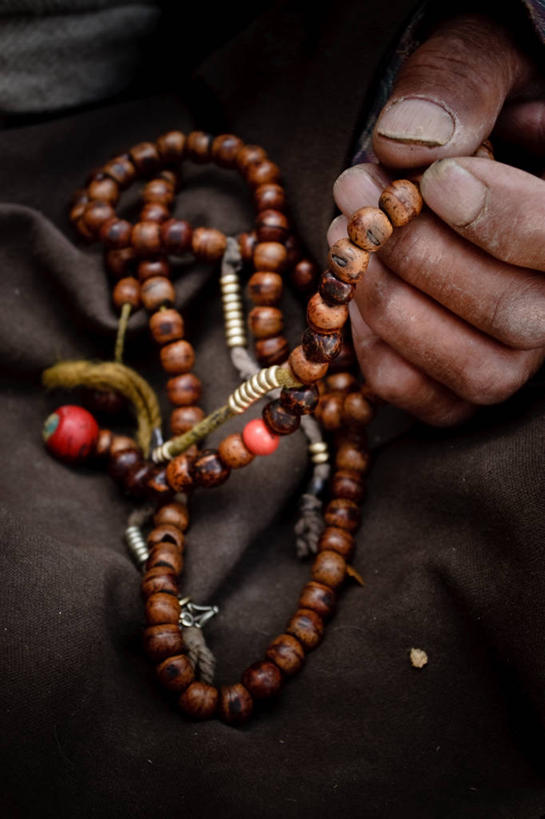 老年人,手,一个人,竖图,特写,正面,纺织品,印度,亚洲,木制,拿着,祈祷,人体,摄影,宗教,肮脏,拉达克,褐色背景,南亚,念珠,邋遢,印度共和国,龌龊,污秽,克什米尔,印度次大陆,查谟.克什米尔,查谟.克什米尔邦,彩图,喀什米尔,克什米尔地区