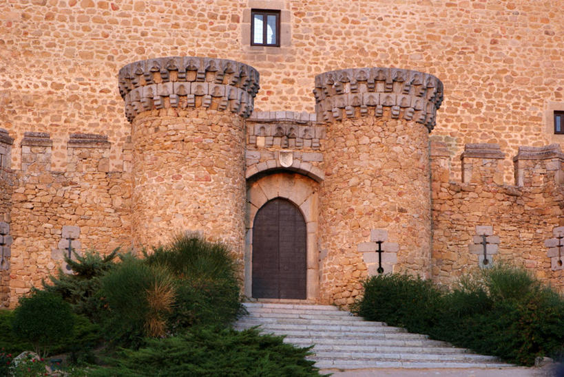 无人,宫殿,横图,室外,白天,门,西班牙,城堡,塔,台阶,地标建筑,摄影,灌木,要塞,伊比利亚半岛,门多萨,彩图,旅行