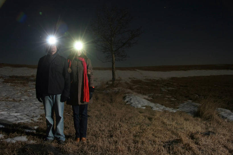 成年人,两个人,站,横图,室外,夜晚,正面,旅游,度假,美景,雪,加拿大,并排,景观,冬天,娱乐,自然,享受,休闲,景色,放松,寒冷,摄影,照亮,自然风光,卡尔加里,异性恋,亚伯达,男人,女人,彩图,头灯