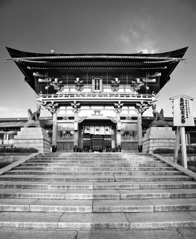 无人,竖图,黑白,室外,白天,建筑,雕塑,京都,日本,亚洲,日本文化,日文,标志,雕像,文字,柱子,字符,字母,大门,屋顶,标识,宝塔,天空,摄影,佛教,京都府,神殿,宗教建筑,消息,东亚,东亚文化,本州,本州岛,日本国,近畿地方,近畿,京都市,伏见稻荷大社,伏见区