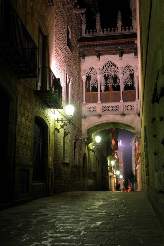 无人,竖图,室外,夜晚,夜生活,阳台,建筑,街道,西班牙,巴塞罗那,大门,古城,摄影,照亮,迷人,加泰隆尼亚,伊比利亚半岛,哥德区,彩图,旅行,巴塞罗那省