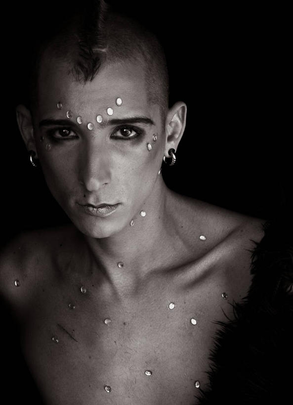 成年人,中年人,脸,头,脸颊,一个人,竖图,黑白,信心,仅一个男性,仅一个人,仅一个中年男性,表演,黑色背景,光线,光芒,裸露,肩膀,彩妆,眼线笔,个性,摄影,闪亮,肖像,裸,耳饰,男人,男性,中年男性,头部,脸部,脸蛋,面部,影棚拍摄,舞台妆