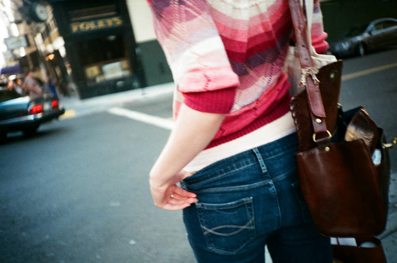 成年人,一个人,学生,横图,室外,白天,毛衣,街道,汽车,仅一个年轻女性,仅一个女性,仅一个人,挎包,皮革,牛仔裤,休闲装,背面,叉腰,摄影,旧金山,年轻女性,女人,女性,年轻人,步行,彩图