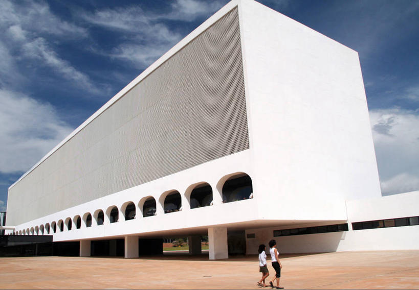 儿童,少年,成年人,中年人,一个人,两个人,建筑师,博物馆,横图,室外,白天,纯洁,建筑,巴西,仅一个年轻女性,仅一个女性,仅一个人,并排,云,首都,现代,小孩,南美,可爱,童年,童趣,摄影,南美洲,拉丁美洲,美洲,童真,烂漫,无邪,巴西联邦共和国,首府,亚美利加洲,南亚美利加洲,巴西利亚,巴西里亚,奥斯卡.尼迈耶,尼迈耶,天真,年轻女性,女人,女性,中年女性,孩子,步行,彩图