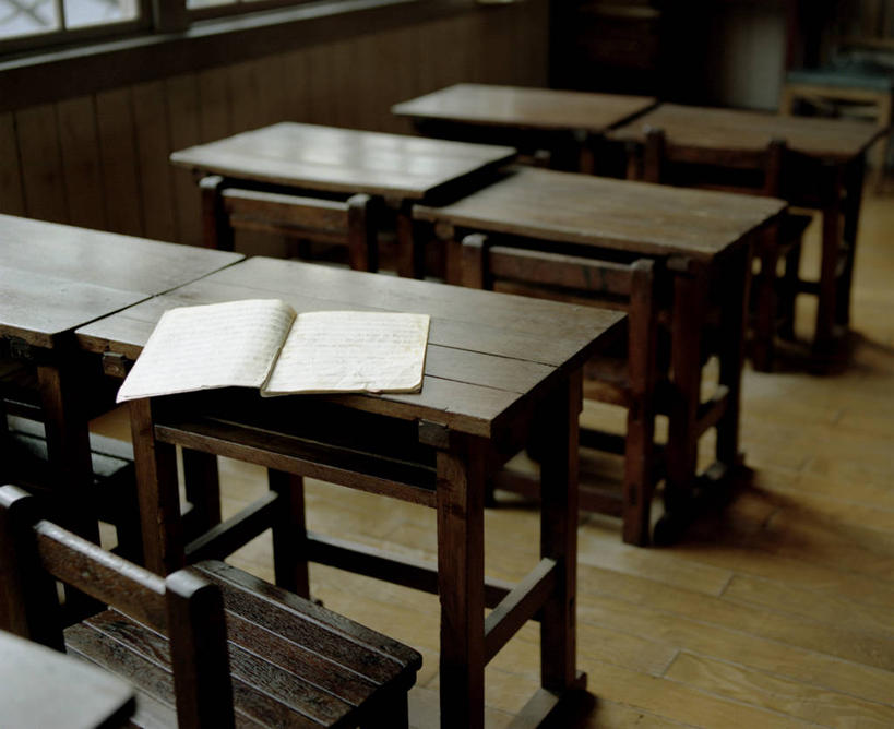 无人,横图,俯视,室内,白天,建材,地板,建筑,椅子,东京,日本,一排,整齐,木制,材料,木板,木材,地面,首都,古典,教育,练习本,书桌,木地板,木柴,排列,打开,教室,摄影,建造,木料,开启,队列,硬木,彩图,高角度拍摄,影棚拍摄,过去