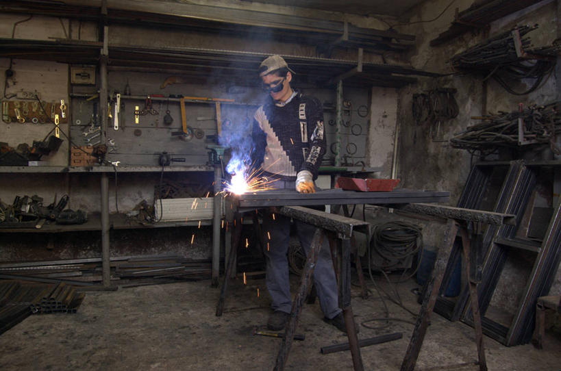 西方人,成年人,中年人,一个人,焊工,站,横图,室内,工作服,制服,安全,照明,欧洲,欧洲人,仅一个男性,仅一个人,仅一个中年男性,许多,金属,棒球帽,工具,火花,灯光,防护,很多,注视,灯,灯具,观察,看,摄影,观看,保护,焊接,照亮,察看,专心,照明设备,关注,防护镜,保险,防护服,闪光灯,伊斯坦布尔,保全,周全,安稳,安定,工作制服,技能,平安,男人,男性,中年男性,白种人,彩图,工作套服