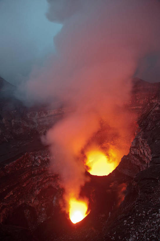 无人,竖图,俯视,室外,夜晚,爆炸,瓦努阿图,围绕,火花,火焰,烟雾,烟,熔岩,摄影,缭绕,爆发,旋绕,萦绕,回绕,彩图,高角度拍摄