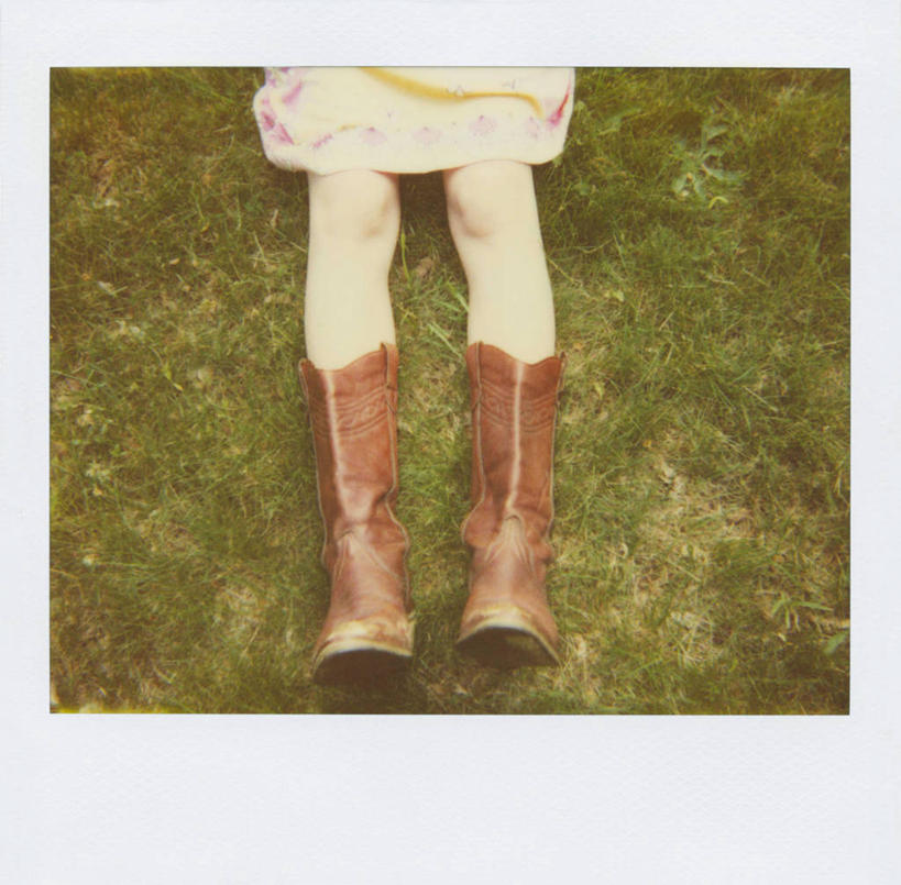 成年人,腿,一个人,横图,俯视,照片,室外,白天,时尚,美国,仅一个女性,古典,草,人体,摄影,牛仔靴,想法,仰卧,彩图,高角度拍摄