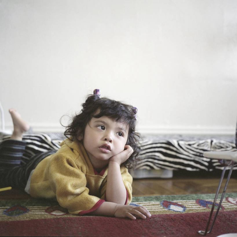 西方人,儿童,头发,一个人,方图,室内,留白,纯洁,地板,地毯,欧洲,美国,欧洲人,仅一个女性,仅一个人,撑,托腮,休闲装,小孩,黑色,靠,靠着,趴着,托,仅一个小孩,可爱,童年,童趣,摄影,专心,托下巴,童真,烂漫,无邪,天真,斑马纹,女孩,女人,女性,白种人,孩子,卷发,彩图,女生