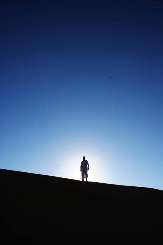 站,竖图,室外,白天,正面,神秘,太阳,利比亚,朦胧,模糊,摄影,剪影,万里无云,彩图,独处