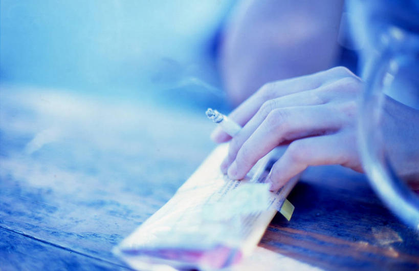 手,一个人,吸烟,横图,香烟,德国,燃烧,拿着,慕尼黑,烟,放松,人体,摄影,部分,上瘾,巴伐利亚,彩图,社会问题