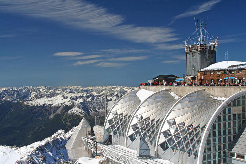 横图,室外,白天,旅游,度假,山脉,雪,雪山,德国,欧洲,阿尔卑斯山,行人,游客,游人,许多人,娱乐,路人,旅客,天空,一群人,享受,休闲,放松,摄影,西欧,阿尔卑斯山脉,德意志联邦共和国,巴伐利亚,巴伐利亚州,拜恩州,拜恩自由州,过客,楚格峰,彩图