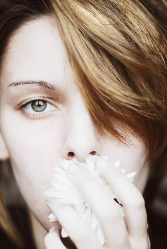 西方人,儿童,少年,头发,一个人,竖图,室内,特写,纯洁,欧洲,欧洲人,仅一个男性,仅一个年轻女性,仅一个女性,仅一个人,盛开,首都,花蕾,拿着,花,花瓣,花朵,鲜花,仅一个年轻男性,一朵,小孩,自然,花苞,花蕊,金色,可爱,童年,童趣,遮,遮掩,摄影,头像,掩盖,遮挡,肖像,童真,烂漫,无邪,遮盖,掩饰,安卡拉,天真,男人,男性,年轻男性,年轻女性,女人,女性,白种人,孩子,彩图,美人,捂住