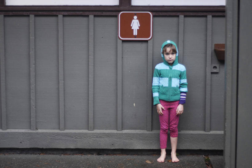 西方人,儿童,一个人,站,横图,室外,白天,留白,正面,纯洁,建材,建筑,欧洲,美国,欧洲人,仅一个女性,仅一个人,服装,材料,木板,木材,休闲装,木柴,小孩,衣服,仅一个小孩,休闲,赤脚,休闲服,连帽衫,可爱,童年,童趣,摄影,建造,服饰,木料,紧身裤,露营,帽衫,童真,烂漫,无邪,女厕所,华盛顿州,迷惑,天真,女孩,女人,女性,白种人,孩子,彩图,女生