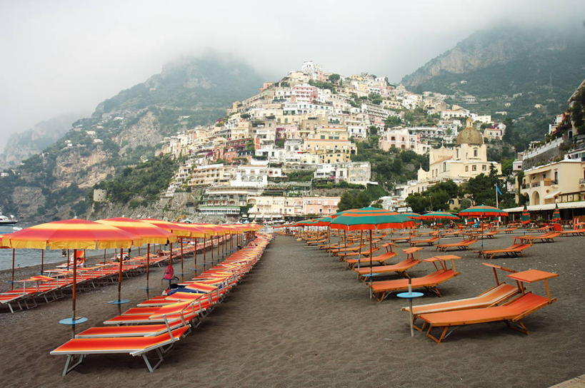 无人,横图,室外,白天,度假,日光浴,山,雾,床,建筑,一排,许多,护肤,丰富,整齐,遮阳伞,很多,排列,保养,享受,休闲,放松,保健,摄影,队列,波西塔诺,海滩,彩图,美黑