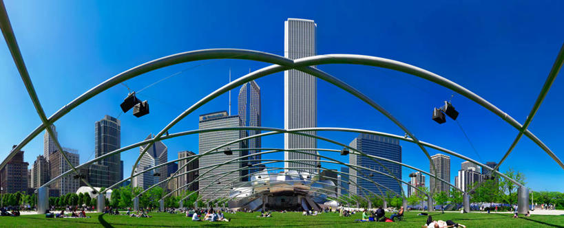 坐,横图,全景,室外,白天,草坪,天际线,建筑,摩天大楼,花纹,纹路,图案,纹理,拱门,许多人,现代,停车,一群人,休息,放松,摄影,万里无云,肌理,芝加哥市,芝加哥千禧公园,彩图