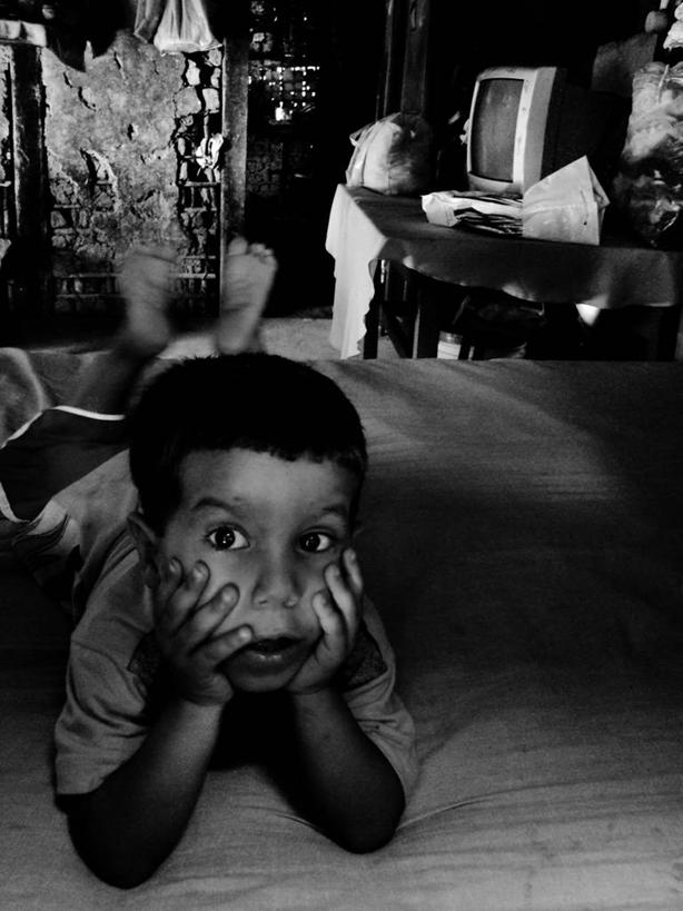 西方人,儿童,一个人,竖图,黑白,室内,正面,纯洁,床,卧室,欧洲,欧洲人,仅一个男性,仅一个人,托腮,小孩,趴着,仅一个小孩,可爱,童年,童趣,摄影,贫穷,肖像,童真,烂漫,无邪,贫民窟,天真,男孩,男人,男性,白种人,孩子,电视机,帕拉蒂,男生,好奇心