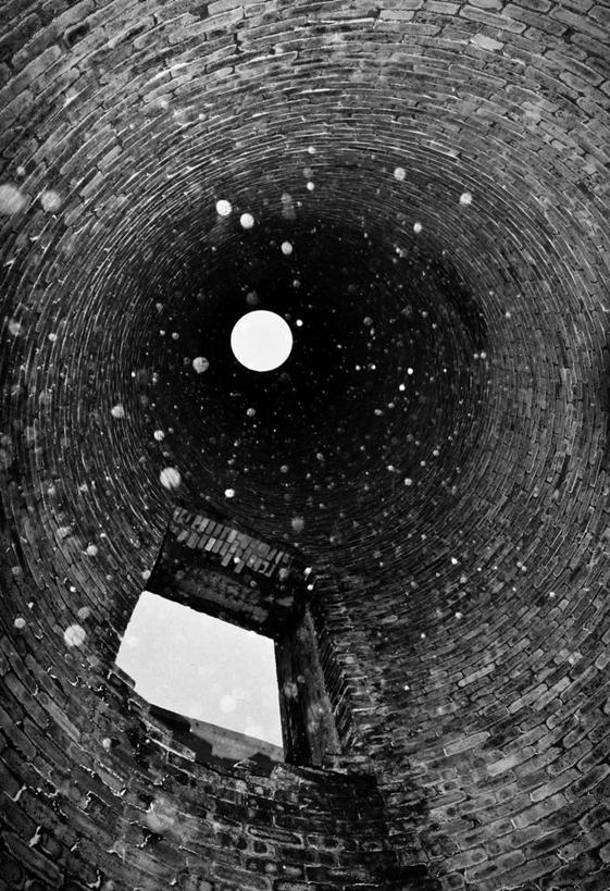 无人,竖图,俯视,黑白,室外,白天,消失点,烟囱,雪花,冬天,摄影,宁静,高角度拍摄