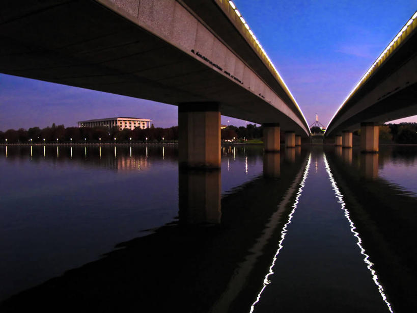 无人,横图,室外,白天,夜晚,消失点,仰视,水,建筑,澳大利亚,反射,桥,首都,联系,国会大厦,摄影,照亮,堪培拉,万里无云,彩图,低角度拍摄