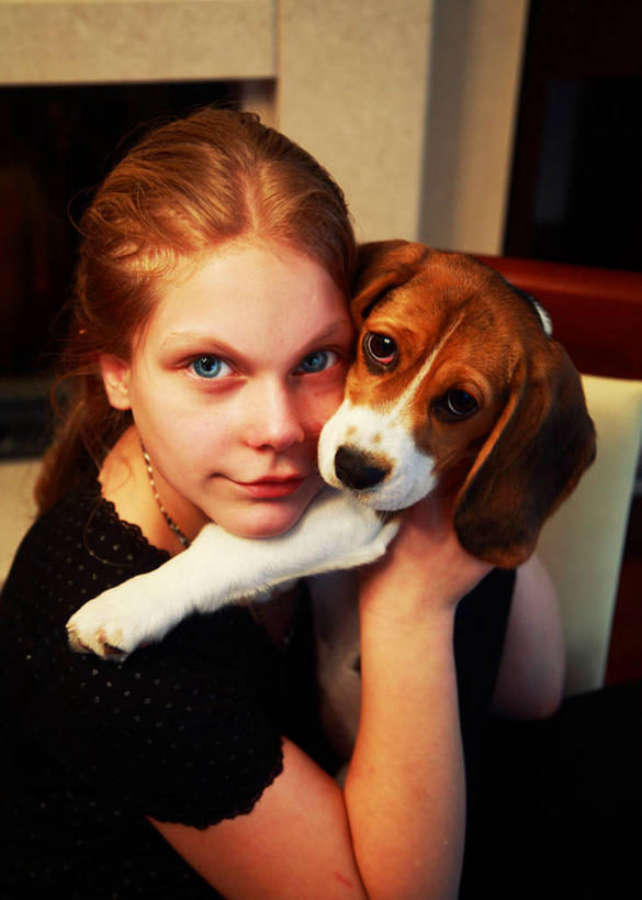 西方人,儿童,一个人,竖图,室内,纯洁,宠物,狗,欧洲,波兰,欧洲人,仅一个女性,仅一个人,小狗,拿着,休闲装,小孩,动物,仅一个小孩,家畜,可爱,童年,童趣,摄影,恐怖,肖像,童真,烂漫,无邪,天真,女孩,女人,女性,白种人,孩子,彩图,小猎犬,女生