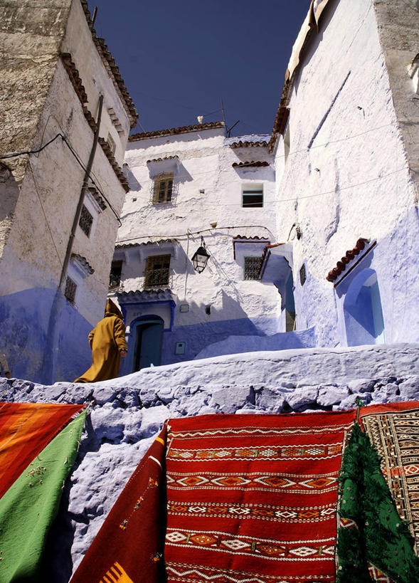 成年人,一个人,竖图,室外,白天,仰视,建筑,摩洛哥,仅一个男性,毯子,织物,历史,摄影,万里无云,美术工艺,摩洛哥文化,彩图,低角度拍摄,传统文化,机织物