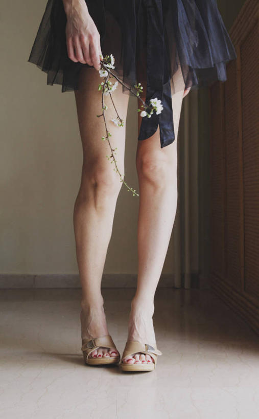 成年人,腿,一个人,站,竖图,室内,白天,正面,高跟鞋,裙子,英国,仅一个年轻女性,仅一个女性,仅一个人,茎,花,人体,摄影,薄纱,年轻女性,女人,女性,年轻人,彩图