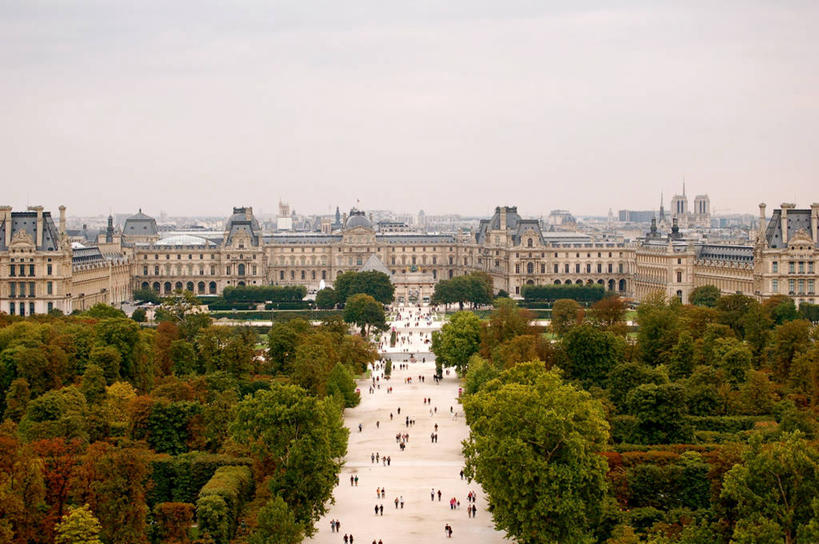 无人,博物馆,横图,俯视,室外,白天,建筑,法国,行人,游客,游人,人行道,卢浮宫,首都,许多人,宏伟,历史,路人,旅客,树,一群人,摄影,透视图,法国文化,过客,彩图,高角度拍摄