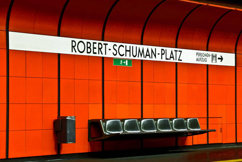 无人,横图,室内,建筑,指示牌,德国,一排,整齐,标志,瓷砖,文字,墙,地铁站,公共交通,方向,标识,现代,箭头,座位,排列,橙色,摄影,指导,英文字母,指向,队列,簇,波恩,彩图