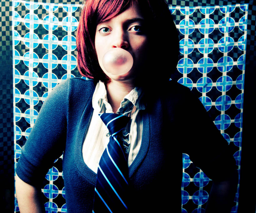 西方人,成年人,一个人,学生,横图,正面,毛衣,欧洲,美国,欧洲人,仅一个年轻女性,仅一个女性,仅一个人,蓝色背景,领带,吹气,个性,摄影,口香糖,肖像,年轻女性,女人,女性,白种人,年轻人,半身,彩图,影棚拍摄