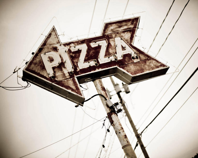 无人,横图,室外,白天,仰视,霓虹灯,指示牌,美国,生锈,标志,文字,单词,方向,标识,布告栏,箭头,摄影,腐蚀,侵蚀,指向,簇,腐化,方向标,锈迹斑斑,彩图,低角度拍摄,电力电缆