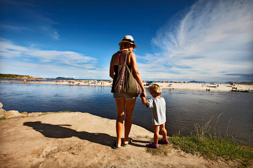 儿童,成年人,中年人,两个人,家庭,母亲,儿子,站,横图,室外,白天,纯洁,河流,帽子,巴西,连接,短裤,包,地平线,地形,辽阔,地面,T恤,休闲装,小孩,背面,自然,遮阳帽,广阔,温暖,温馨,一家人,可爱,童年,童趣,摄影,宁静,一望无际,和睦,延伸,童真,烂漫,无邪,天地相交,无边无际,一马平川,卷云,天真,男孩,男性,女性,中年女性,孩子,海滩,手牵手,彩图,融洽,沙滩包