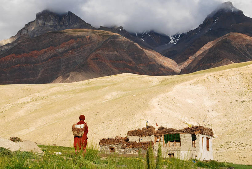 一个人,横图,室外,白天,旅途,美景,山,印度,亚洲,篮子,房屋,屋顶,景观,乡村,云,山谷,背面,自然,景色,摄影,运送,自然风光,喜马拉雅山脉,修女,步行,彩图,传统服装,传统文化