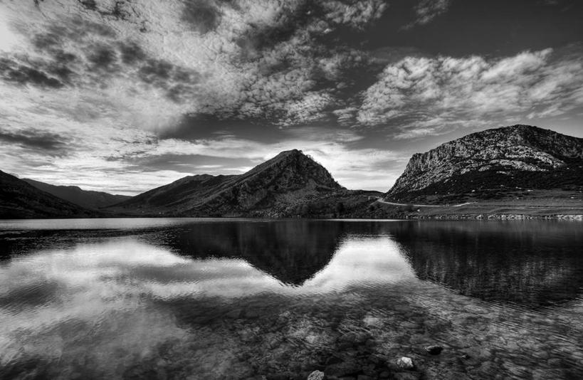 无人,横图,黑白,室外,白天,湖,美景,山,西班牙,对称,反射,地形,景观,山顶,云,风景,自然,景色,摄影,宁静,自然风光,阿斯图里亚斯,完美