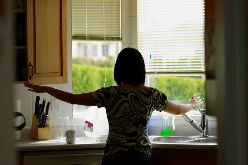 成年人,一个人,站,横图,室内,白天,厨房,窗户,柜子,加拿大,仅一个年轻女性,仅一个女性,仅一个人,开,水槽,水龙头,背面,百叶帘,摄影,效率,逆光,萨里市,年轻女性,女人,女性,年轻人,半身,彩图,菲律宾人,例行公事,家务劳动