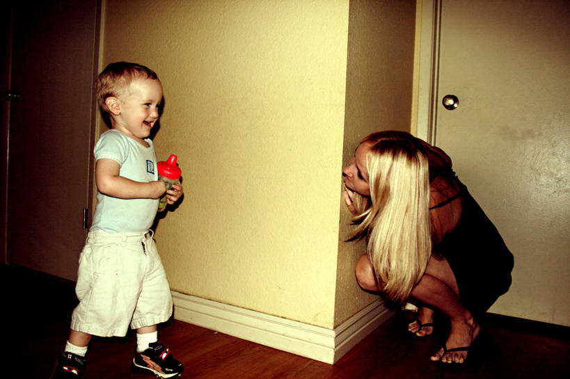 婴儿,儿童,成年人,头发,两个人,家庭,母亲,儿子,微笑,横图,室内,侧面,幸福,纯洁,玩具,美国,角球,墙,拿着,小孩,温暖,温馨,一家人,金色,可爱,童年,童趣,摄影,活泼,发现,和睦,隐藏,捉迷藏,宝宝,童真,纯真,烂漫,无邪,恶作剧,伶俐,天真,男性,年轻女性,女性,孩子,年轻人,步行,彩图,窥视,融洽