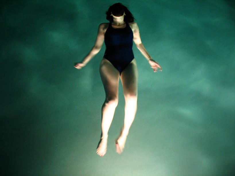 仰泳,西方人,成年人,一个人,游泳池,横图,俯视,室外,夜晚,正面,水,欧洲,欧洲人,仅一个年轻女性,仅一个女性,仅一个人,朦胧,模糊,漂浮,赤脚,放松,摄影,照亮,年轻女性,女人,女性,白种人,年轻人,休闲活动,彩图,高角度拍摄,泳衣